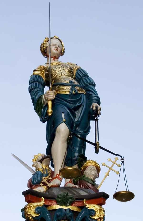 Justitia。1543年，漢斯·基恩（Hans Gieng）在伯爾尼（Bern）的雕像。直到15世紀末，賈斯蒂蒂亞才蒙著眼睛。