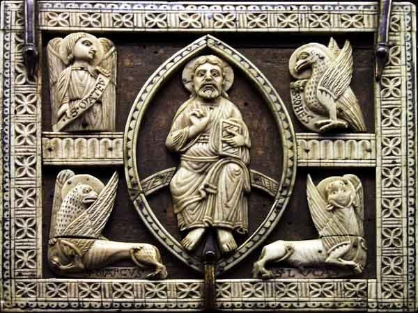 基督被四位福音傳教士的代表包圍著：馬修（一個人），約翰（一個鷹），馬克（一頭獅子）和路加（一頭小牛）。13世紀的棺材蓋。